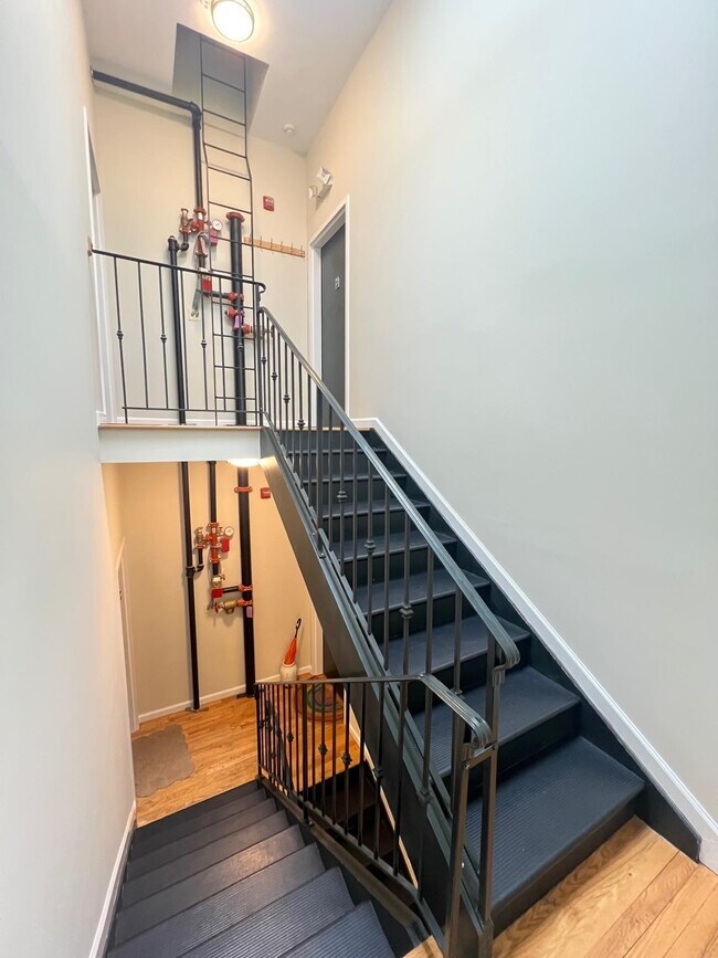 Building Photo - 572 Jersey Ave
