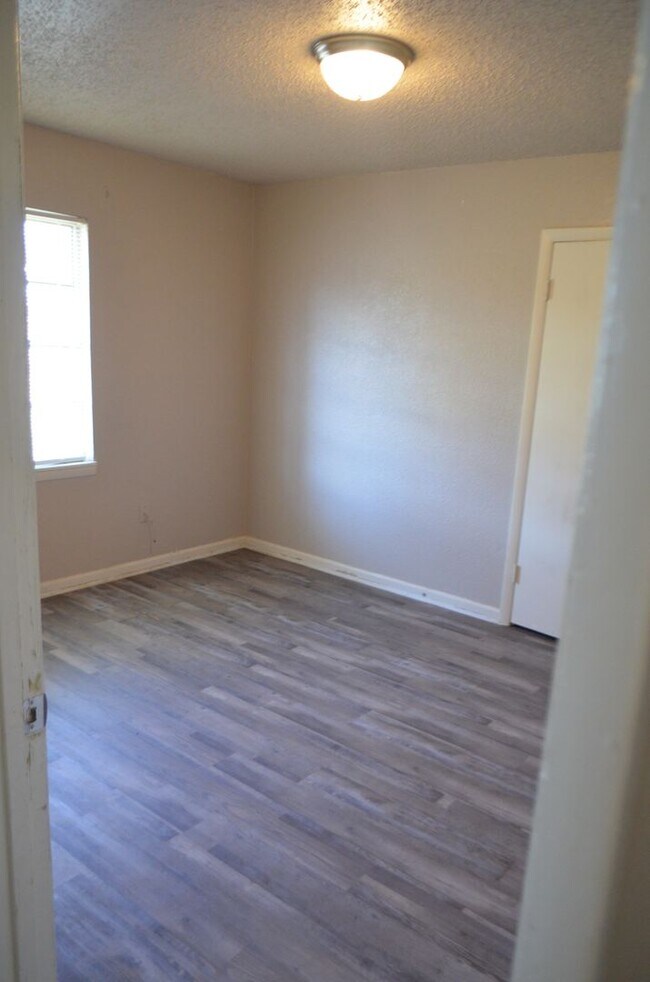 Building Photo - 1008 S 9th St