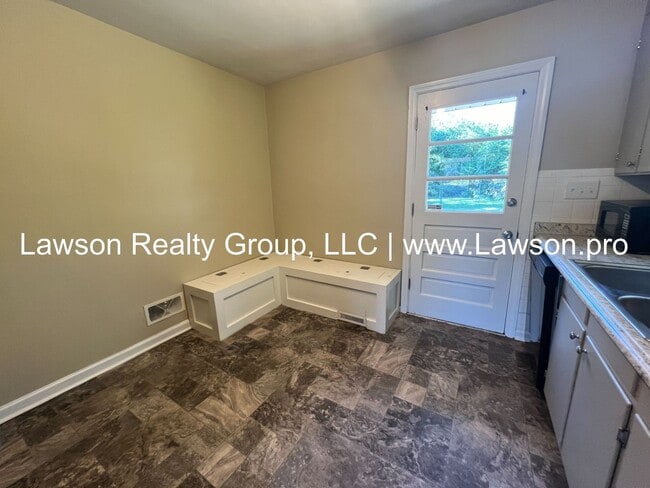 Building Photo - Three Bedroom Home - Convenient Location!