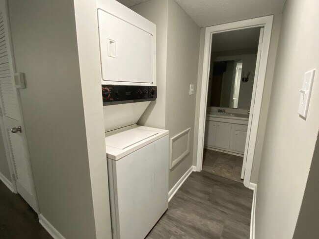 Building Photo - 611 Pine Ridge Pl