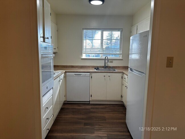 Building Photo - 4 Bedroom Bel Aire Home