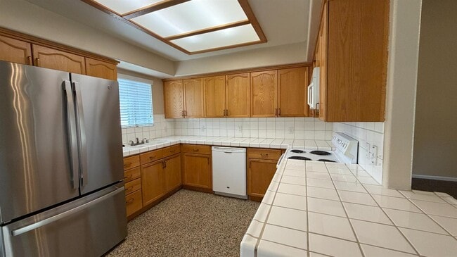 Building Photo - 2274 E Skyview Ave