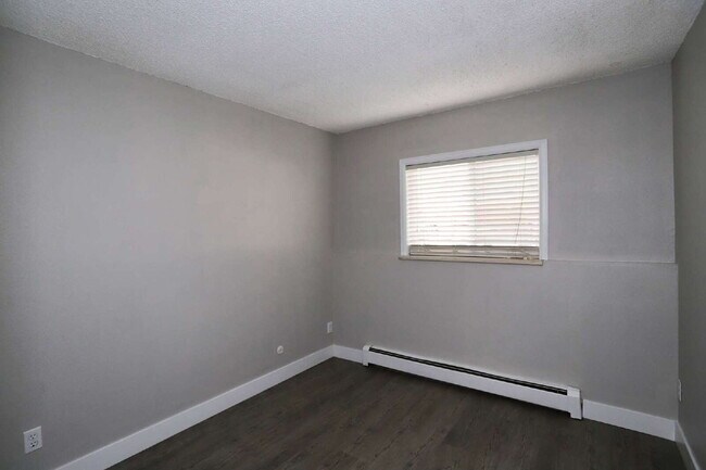 Building Photo - Updated & Clean 2BR Condo - Utilities Included - Laundry, Parking & Pool
