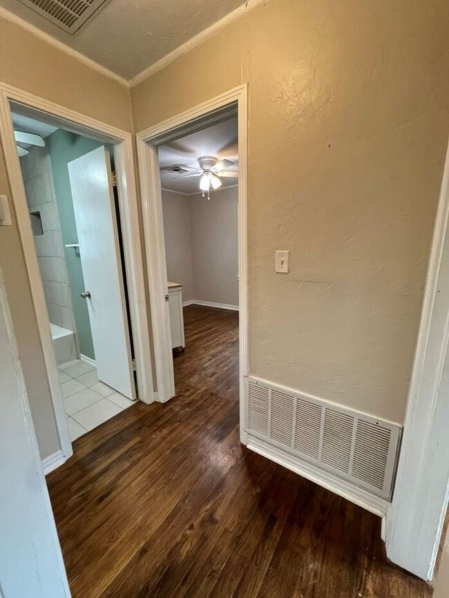 Building Photo - Cute 2 Bed 1 Bath