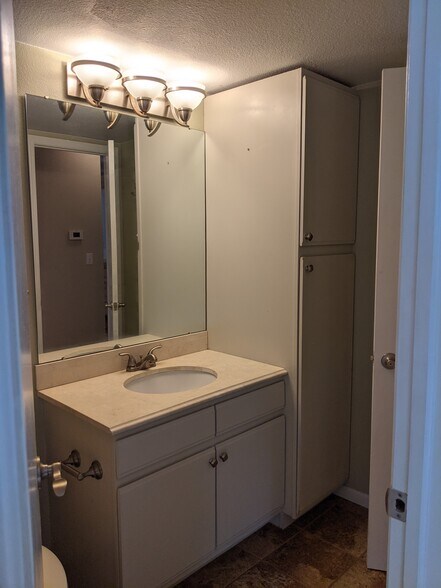 Main floor full bathroom - 2929 Ross Dr