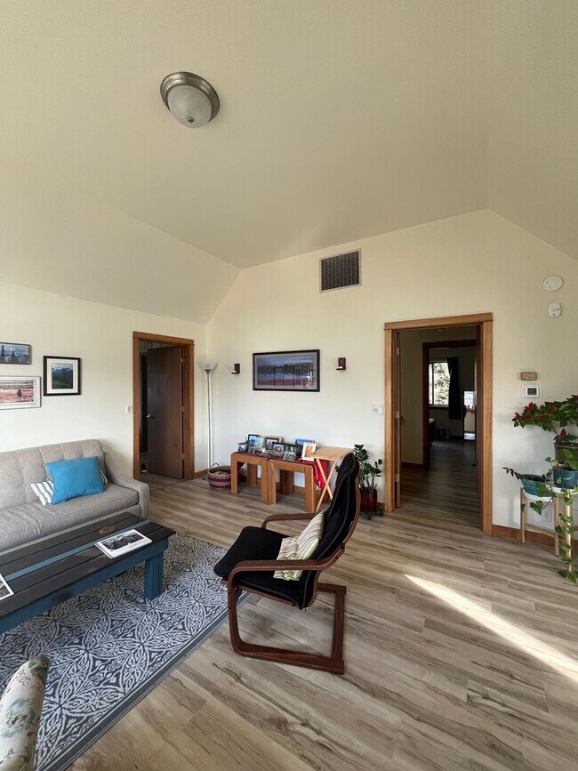 Building Photo - 2-Bedroom 1-Bathroom Apartment  W/ utiliti...