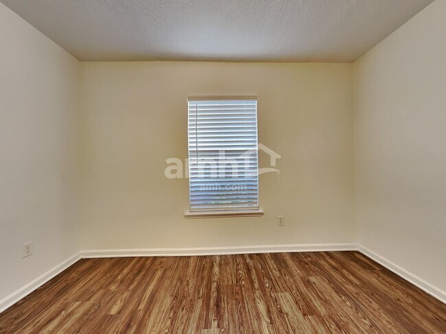 Building Photo - 2260 Brian Lakes Dr E