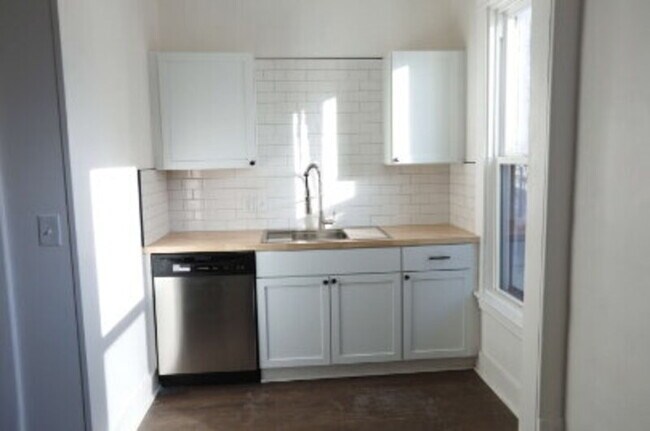 Building Photo - 1220 Wealthy St SE