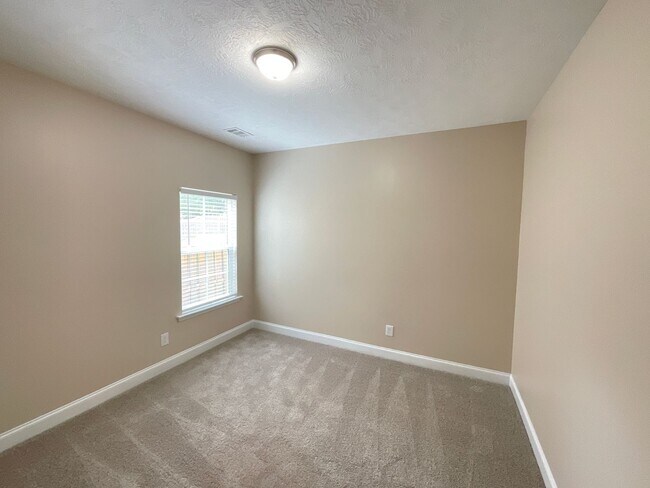 Building Photo - ****Rent Special***** 50% off the first re...