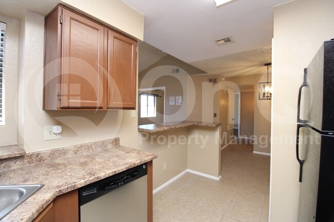 Building Photo - 533 W Guadalupe Rd