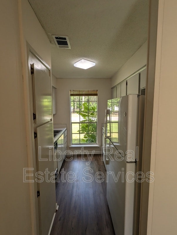 Building Photo - 979 Live Oak Dr