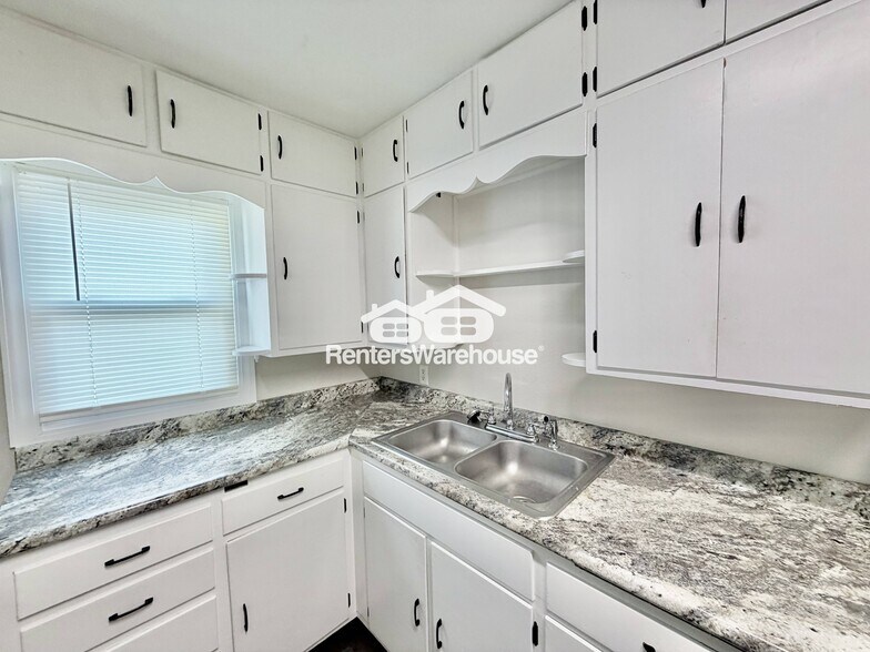 Building Photo - 510 N 6th Ave E