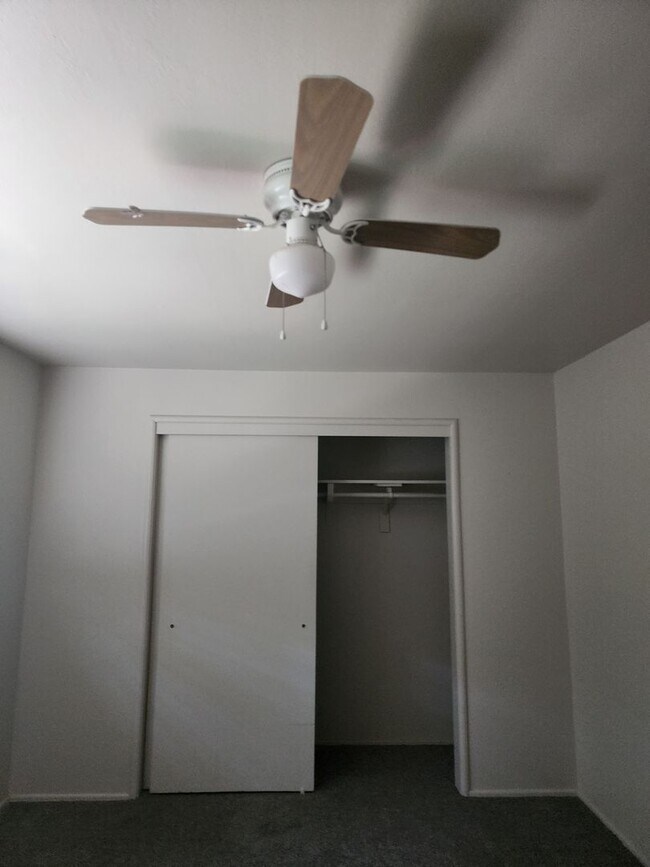 Building Photo - D821-823BA