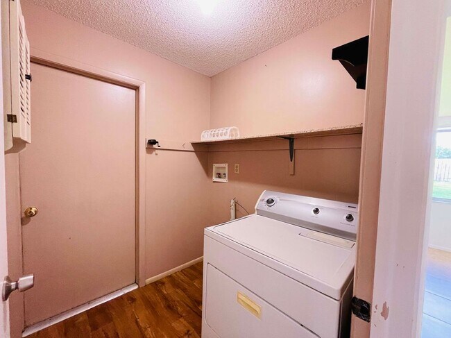 Building Photo - 428 Breakwater Dr