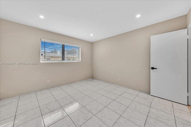 Building Photo - 707 S 19th Ave