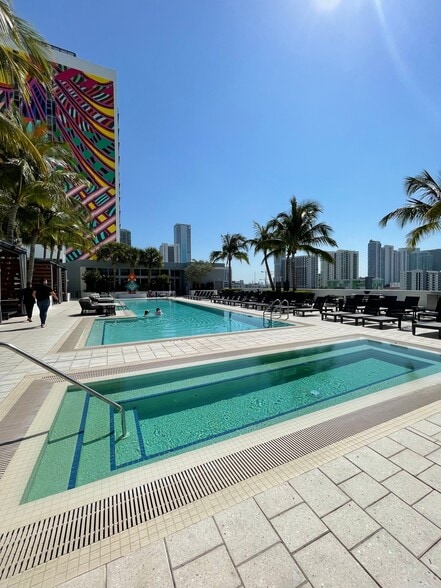 Hot Tub / Jacuzzi - 341 NE 35th St