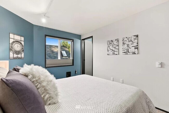 Building Photo - 2Bd/2Ba Seattle Condo