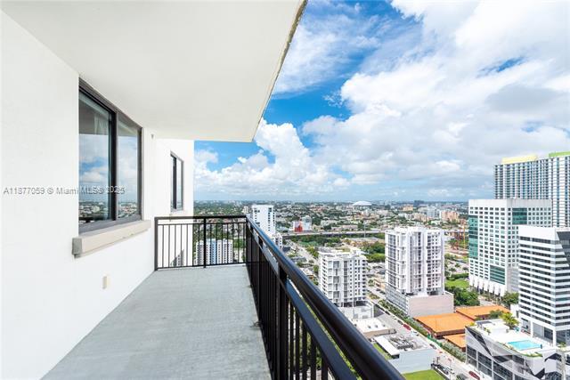 Building Photo - 999 SW 1st Ave