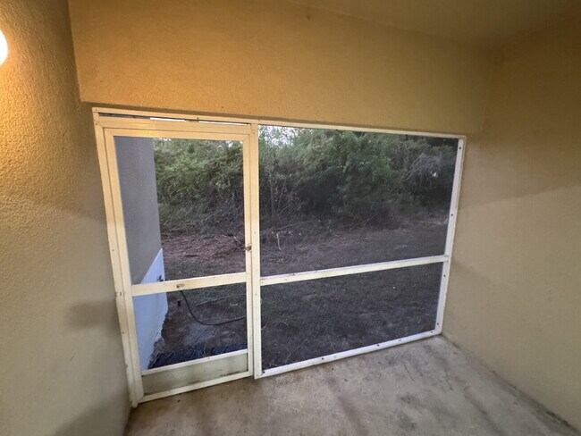 Building Photo - "Charming 3-Bed, 2-Bath Gem in Riverview –...