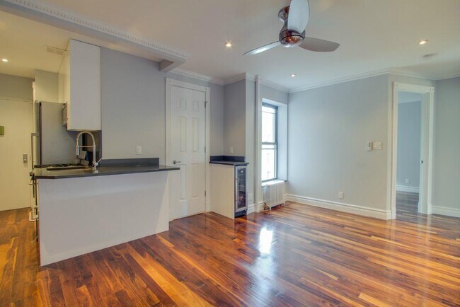 Building Photo - 1590 Lexington Ave