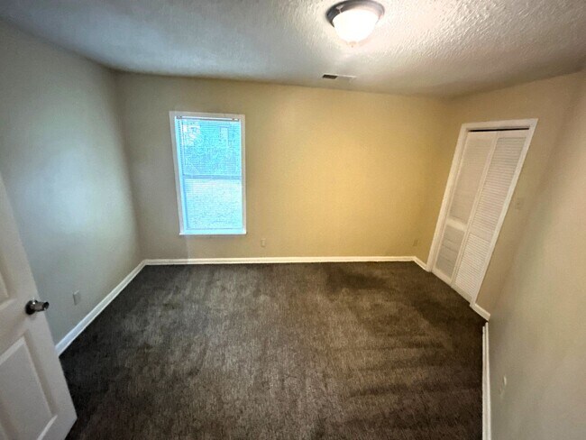 Building Photo - 1037 W Walthal Cir