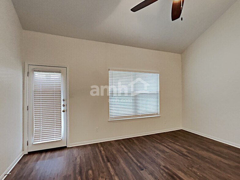 Building Photo - 1038 Lauren St