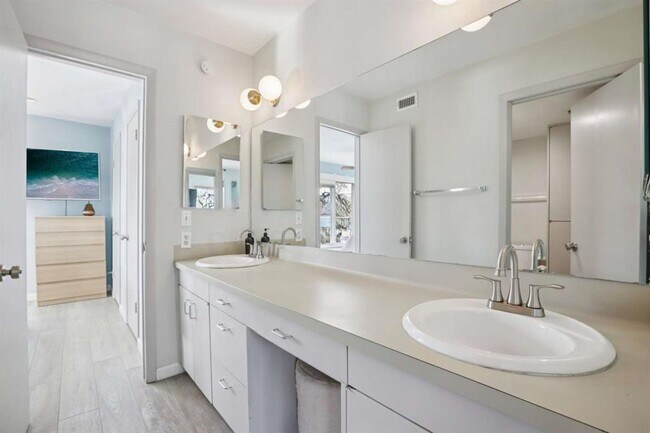 Building Photo - 1106 W 6th St