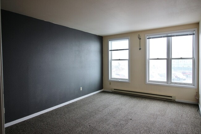Building Photo - Spacious one bedroom, one bath apartment in town.