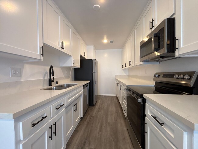 Interior Photo - 616 North Sweetzer Avenue