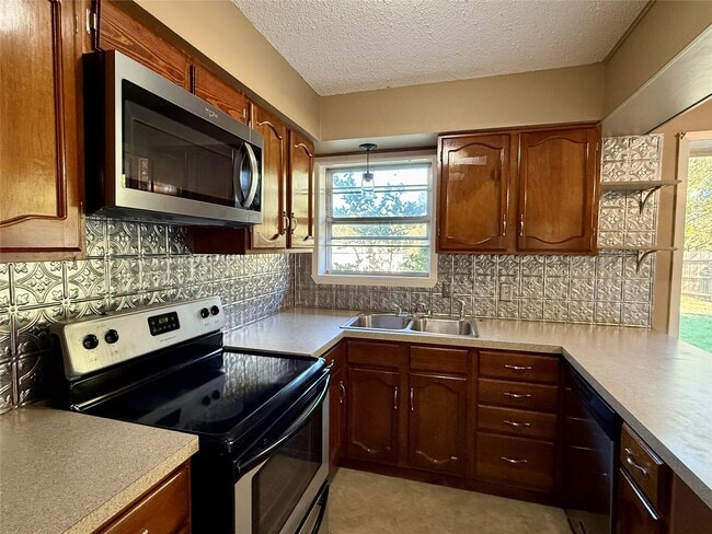 Building Photo - 1501 Stacey St