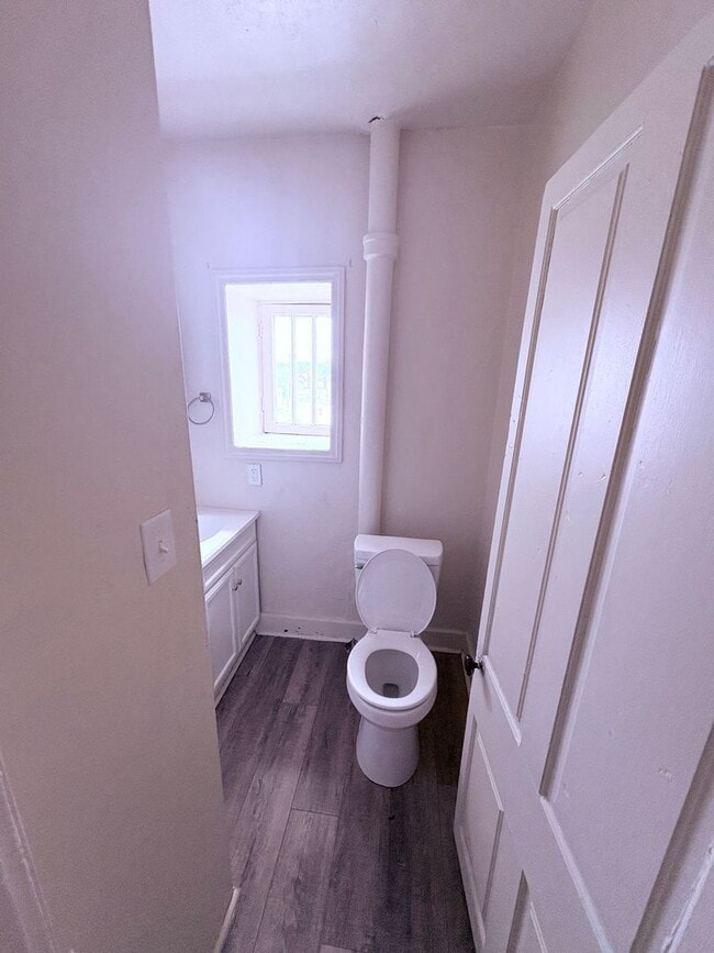 Building Photo - 3rd Floor 1 Bedroom Apartment with Parking...