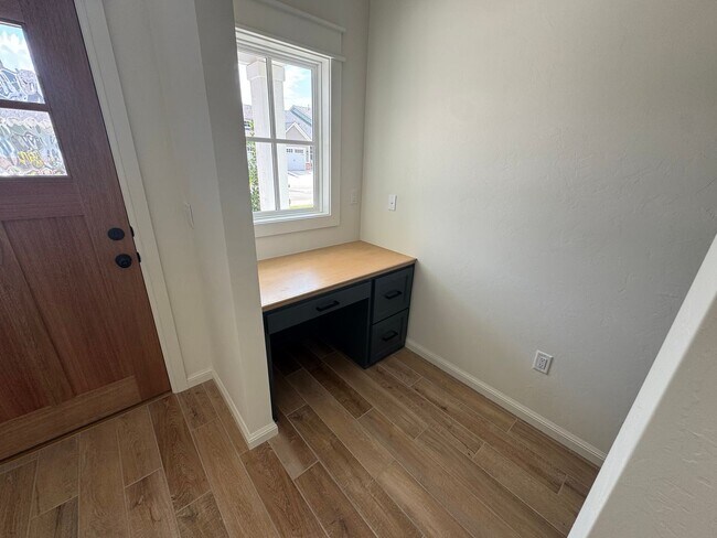 Building Photo - Fall special! flexible terms and easy move in!! 3 bed 2 bath 2 car in bungalow Heights, beautiful...