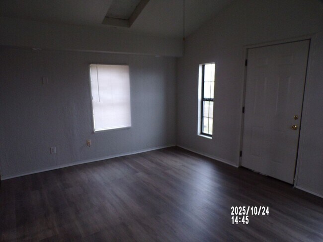 Building Photo - Very Nice home located in the Sullivan Vil...
