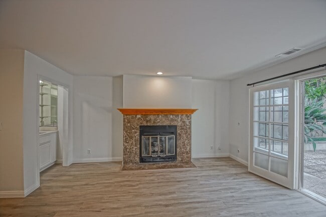 Building Photo - Newly Updated, Detached Rear Townhome w/ S...