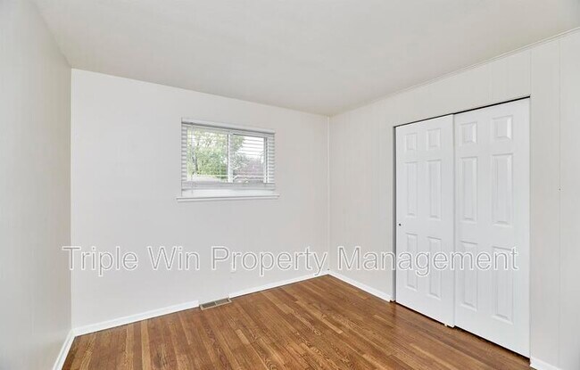 Building Photo - 803 Holiday Ave