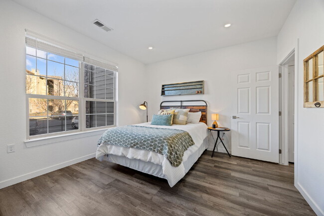 Building Photo - newly remodeled charming 2bd/2ba condo w/pool access