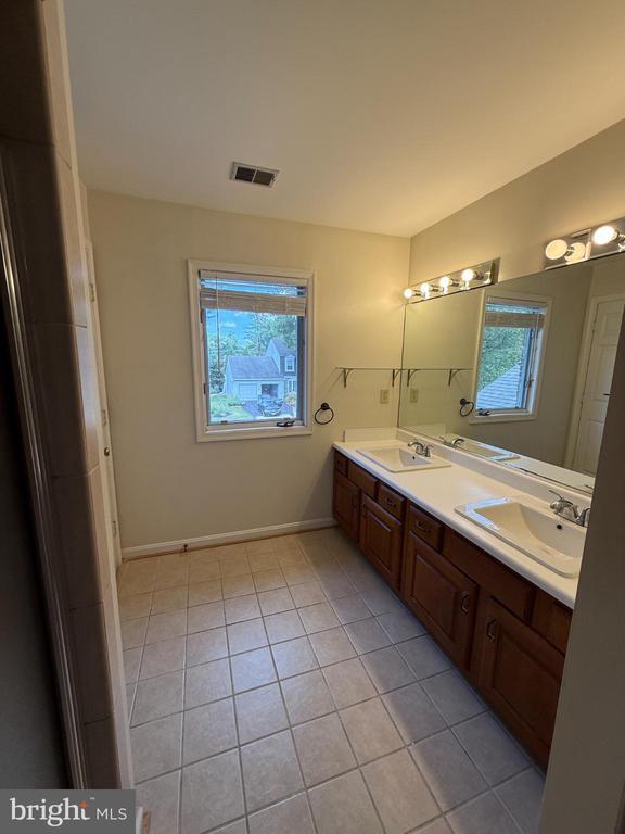 Building Photo - 10 Candlelight Ct