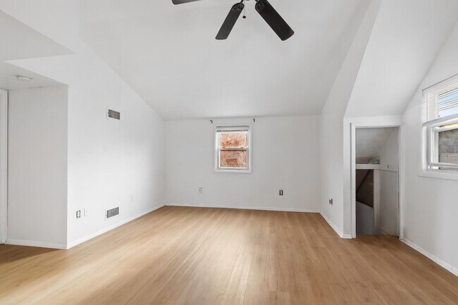 Building Photo - 689 2nd St