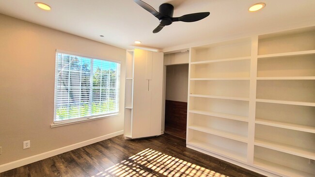 Building Photo - Gorgeous Single Story Condo in Folsom!