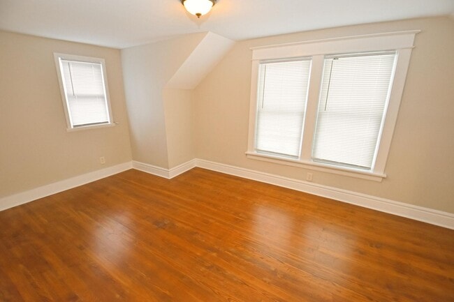 Building Photo - Close to Notre Dame, newly remodeled 3 bed...