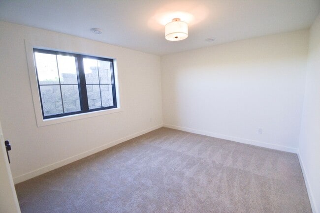 Building Photo - Luxury Country Side Living: 4 bed 3 bed St...