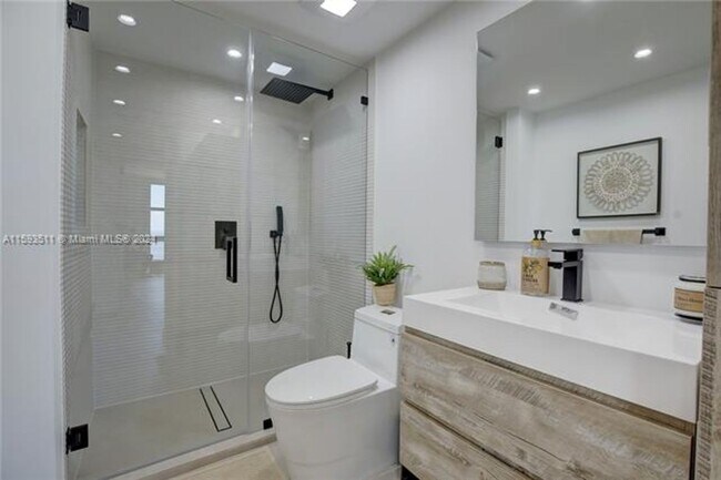 Building Photo - 1121 Crandon Blvd