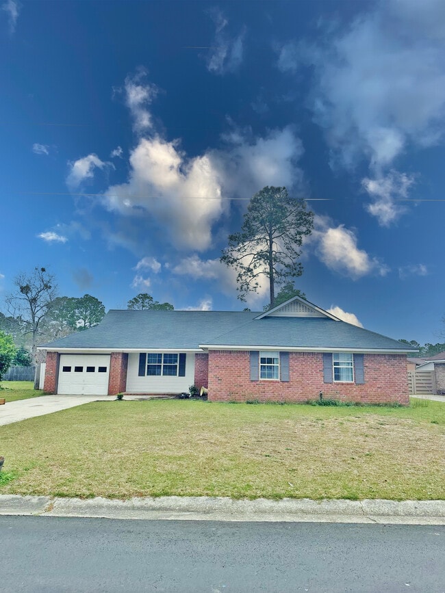 Building Photo - 714 Robin Hood Dr