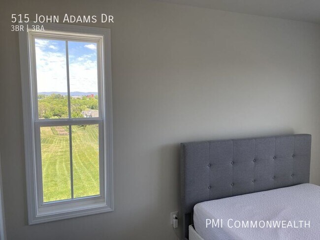 Building Photo - 3 Bed / 3 Bath Townhouse (Available 8/10/23)