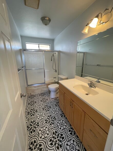 Upstairs bathroom - 1534 Oceanaire Dr