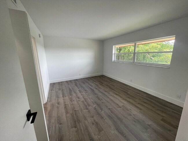 Building Photo - 1005 Country Club Dr