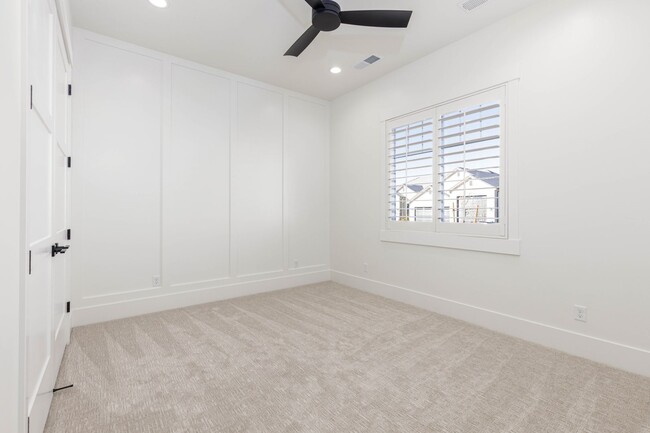 Building Photo - 6 bed / 4 bath / 3 car garage custom home in Pecan Valley