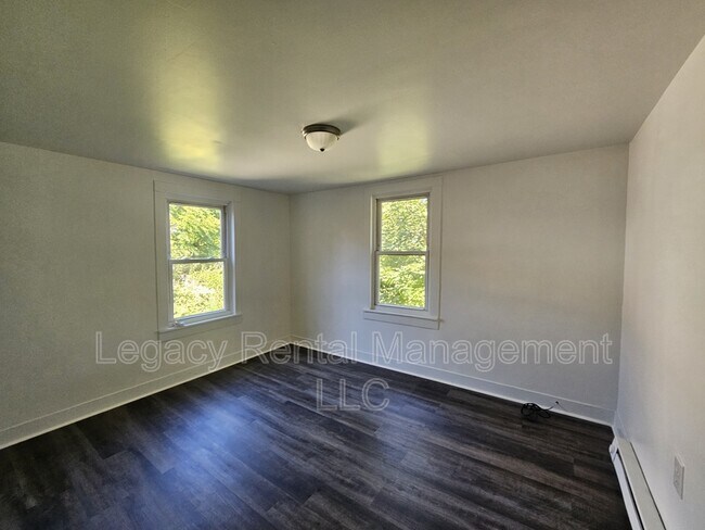 Building Photo - 533 W Shawnee Ave