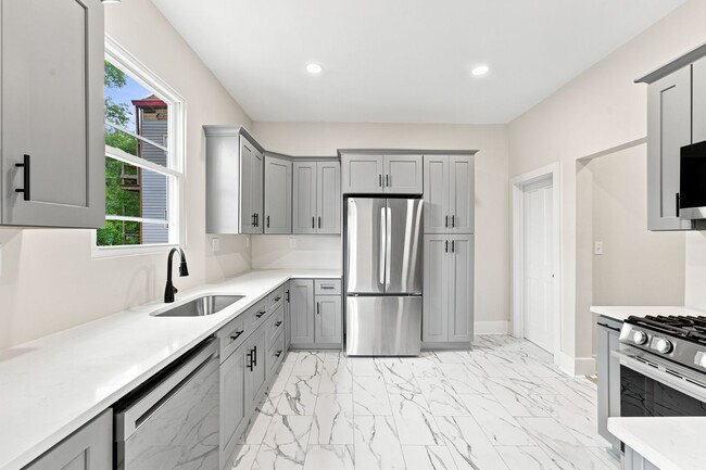 Building Photo - 325 N Aiken Ave