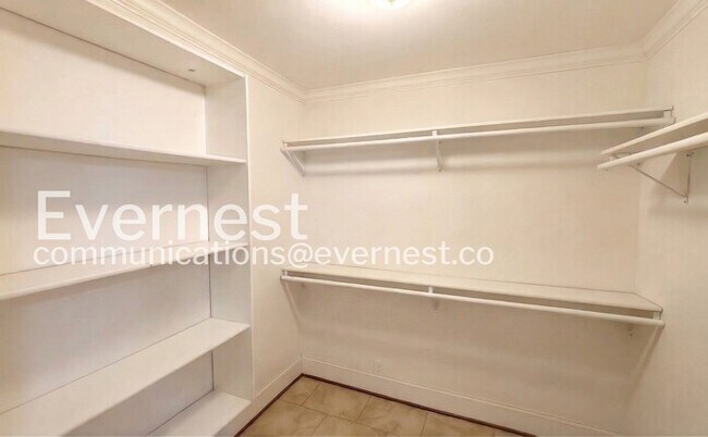 Building Photo - 2102 Vine St